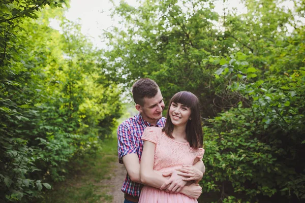 Jovem casal apaixonado juntos na natureza — Fotografia de Stock