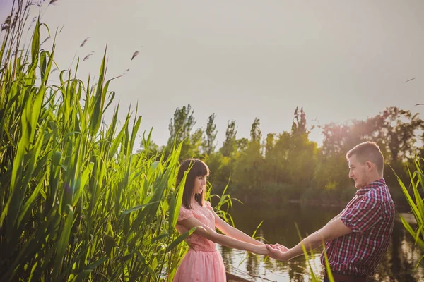 Glückliches Paar an einem See — Stockfoto