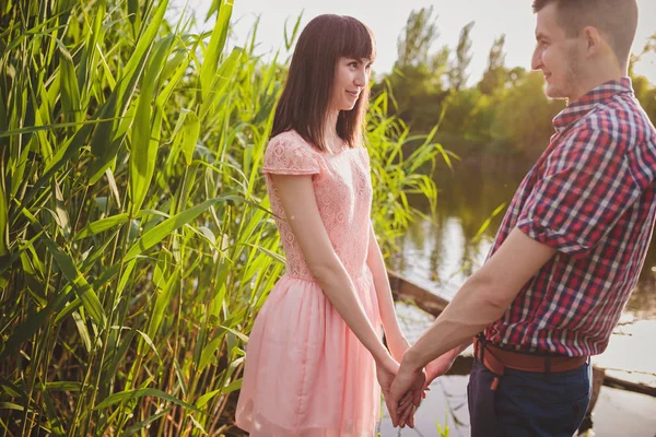 Coppia felice in un lago — Foto Stock