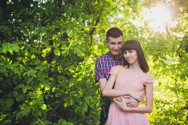 Jovem casal apaixonado juntos na natureza — Fotografia de Stock