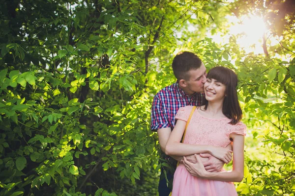 Jovem casal apaixonado juntos na natureza — Fotografia de Stock