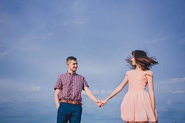 Joven pareja en el amor juntos en la naturaleza —  Fotos de Stock