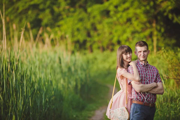 Joven pareja en el amor juntos en la naturaleza — Foto de Stock