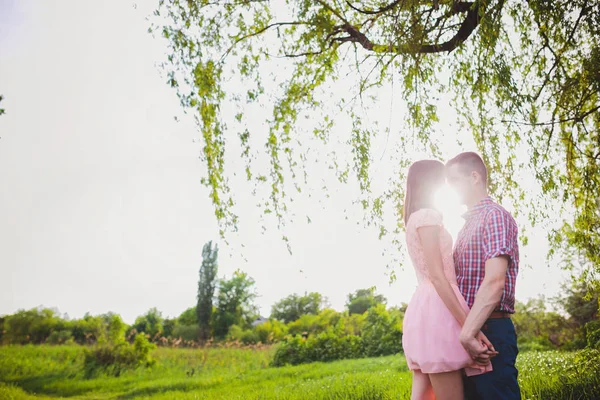 Jovem casal apaixonado juntos na natureza — Fotografia de Stock