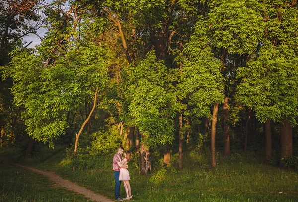 Jovem casal apaixonado juntos na natureza — Fotografia de Stock