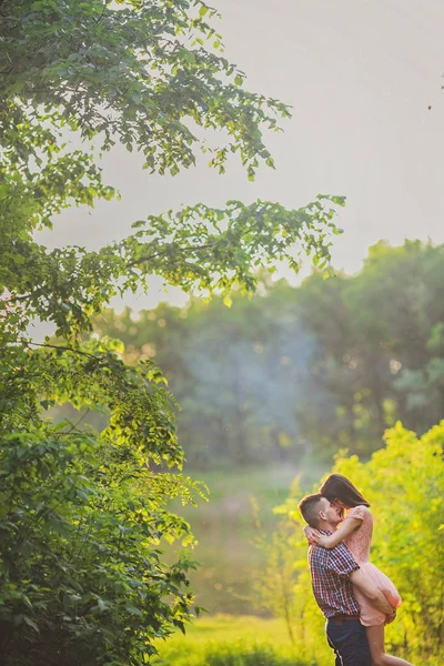 Jovem casal apaixonado juntos na natureza — Fotografia de Stock