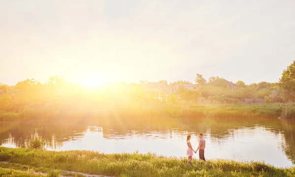 Happy couple at a lake — Stock Photo, Image