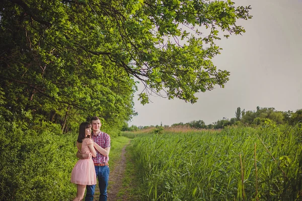 Giovane coppia innamorata insieme sulla natura — Foto Stock