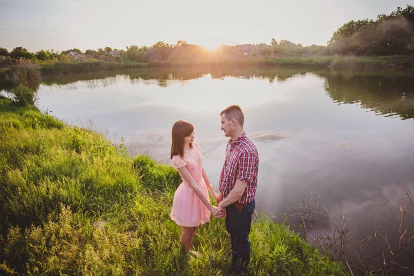 Lyckliga paret på en sjö — Stockfoto