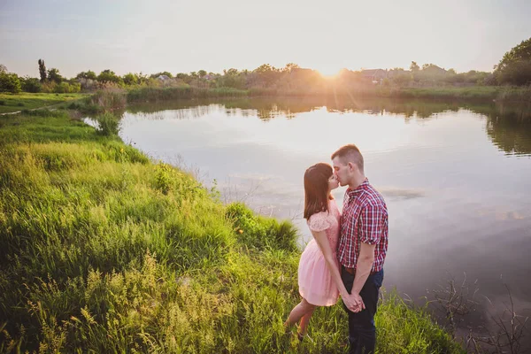 Jovem casal apaixonado — Fotografia de Stock