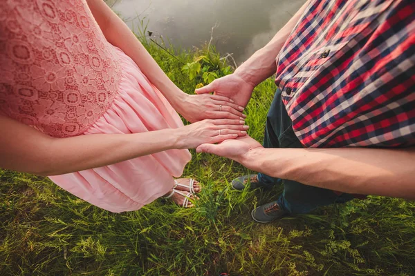 Jovem casal apaixonado andando no parque de outono de mãos dadas — Fotografia de Stock