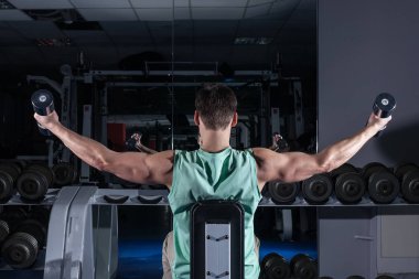 çok güç atletik adam vücut geliştirmeci, egzersiz dumbb ile yürütmek