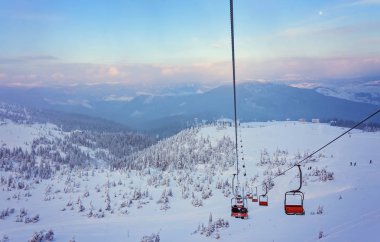snowboard üzerinde bir teleferik