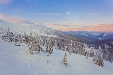 Alpler güneşli eteklerinde güzel gün batımı etkiler 