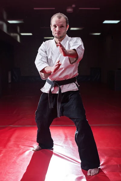 Fighter åtstramande karate bälte — Stockfoto