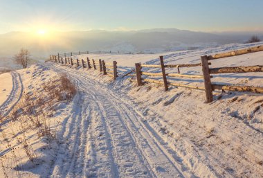 Kış ülke yatay, ahşap çit ve karlı yol