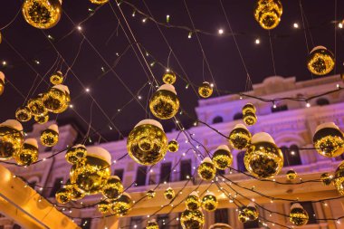güzel küreler ve çelenk ile süslenen şehir meydanında yeni yıl ağacı