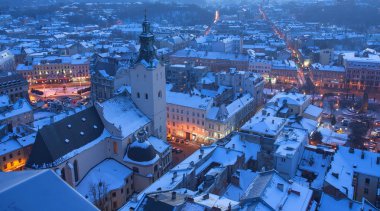 Kış görünümü üzerinde şehir merkezinde Lviv, Ukrayna.