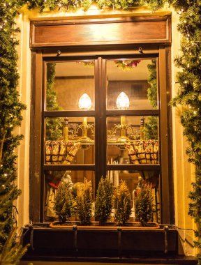 Olağandışı Noel çelenk penceresinde.