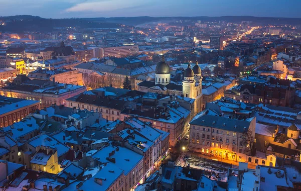 Kış görünümü üzerinde şehir merkezinde Lviv, Ukrayna.