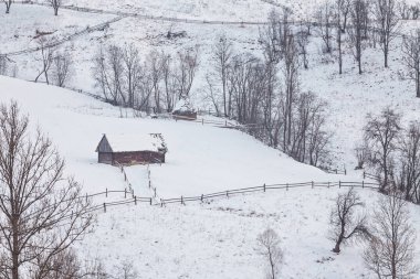 Harika kış manzarası ile kar ve ahşap ev