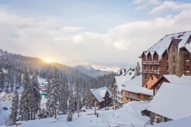 Kayak ve snowboard için yamaçları ile kış tatil