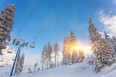 Dağ ve yolları üzerinde gökten mi koltuklu teleferik