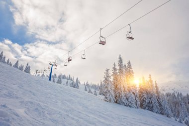 snowboard üzerinde bir teleferik