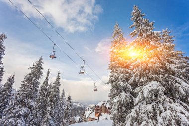 snowboard üzerinde bir teleferik