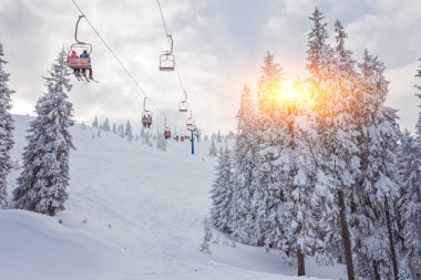 snowboard üzerinde bir teleferik