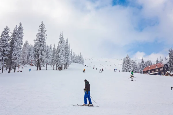 Ludzie grają ski resort w zimie — Zdjęcie stockowe