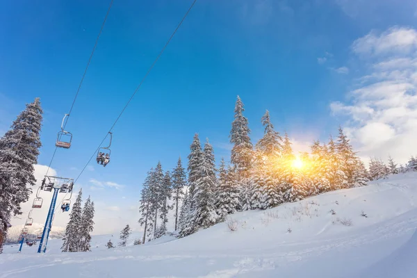 スキー場のリフトにスノーボーダー — ストック写真