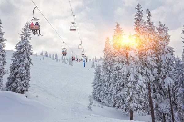 Snowboardzistów na Wyciąg narciarski — Zdjęcie stockowe