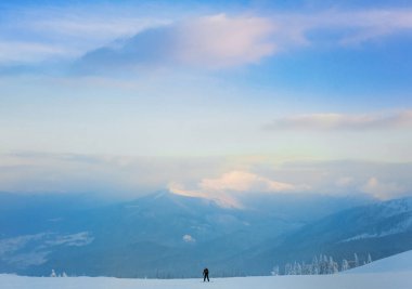 Kış dağlarda görkemli günbatımı