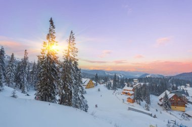 Kayak ve snowboard için yamaçları ile kış tatil