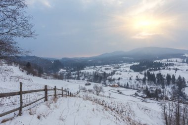 Çit ve yolu ile kırsal Alpin kış manzarası