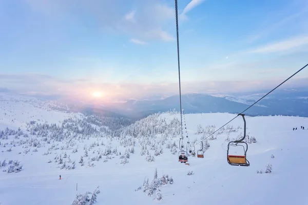 Ascenseur avec sièges surplombant la montagne et sentiers depuis le ciel — Photo