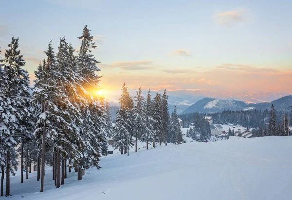Μαγευτικό ηλιοβασίλεμα στα βουνά χειμώνα — Φωτογραφία Αρχείου