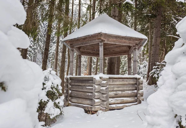 Holzlaube im verschneiten Wald — Stockfoto