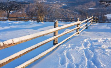 Kış manzarası. karla kaplı yol