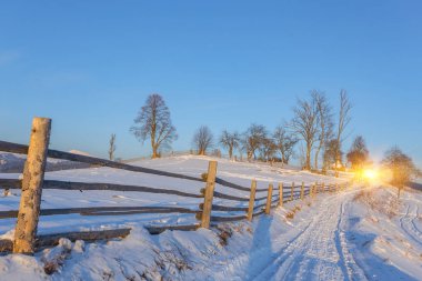 Kış ülke yatay, ahşap çit ve karlı yol