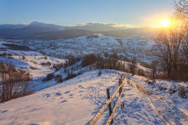 Kış ülke yatay, ahşap çit ve karlı yol