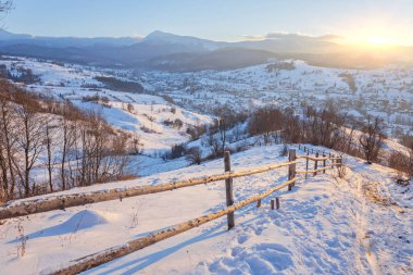 Kış ülke yatay, ahşap çit ve karlı yol