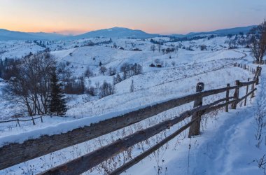 Kış dağlarda görkemli günbatımı