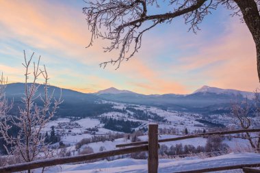 Kış dağlarda görkemli günbatımı