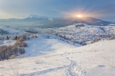 Dağlardaki güzel kış manzarası.