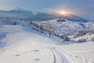 Kış ülke yatay, ahşap çit ve karlı yol