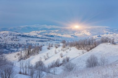 Dağlardaki güzel kış manzarası.