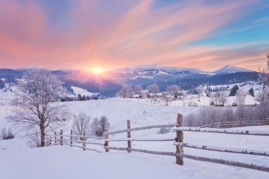 Dağlardaki güzel kış manzarası.