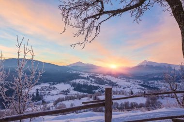 Dağlardaki güzel kış manzarası.
